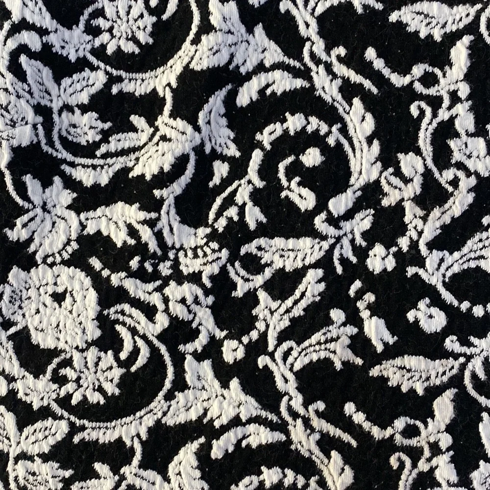 Forever 21 Cropped Black & White Floral Top Size Large